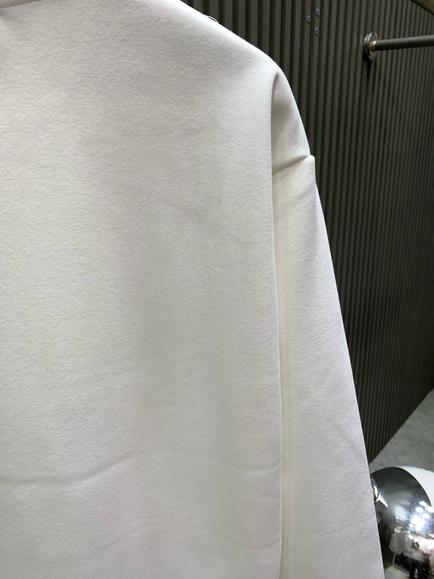 🅿️250 🀄️ Louis Vuitton "LOUIS VUITTON Louis Vuitton" 255SS classic round neck sweatshirt 400 grams pure cotton ➕ silver fox velvet Customized fabric 400 grams large terry high weight 100% pure cotton Double needle stitching cross-stitching technology Matching the same cylinder 1x1 tight high weight thread Threads have width Same style for men and women Official website details are consistent Three standards are complete Differentiate between market currencies and feel free to compare OS versions. Can be worn up to 220 pounds without any pressure. The upper body is comfortable and stylish.